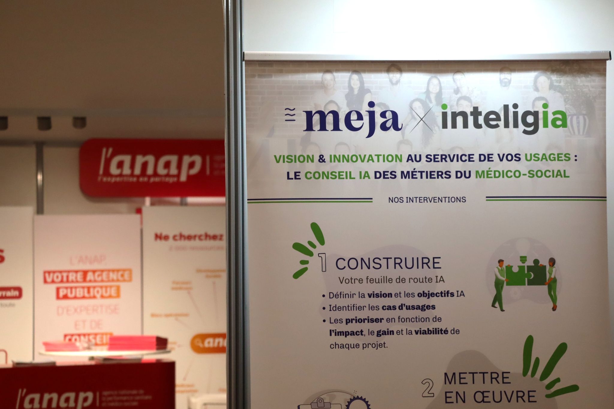Discussions sur le stand INTELIGIA à Perf.IA